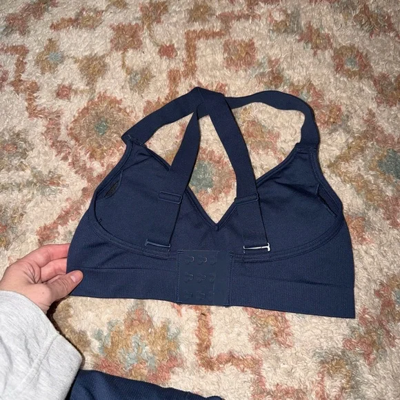 ALO WORKOUT SET - Picture 7 of 10